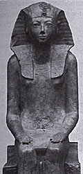 Портретная статуя Хатшепсут из ее заупокойного храма в Дейр-эль-Бахари. Мраморовидный известняк. Начало XV века до н. э. Фрагмент.